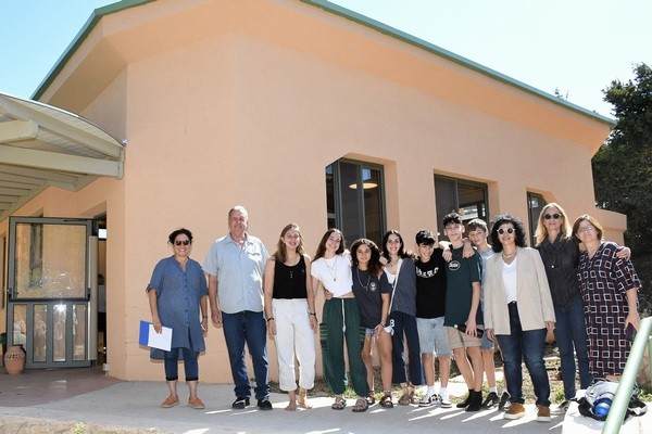 הצוות החינוכי בבית הספר בהרדוף עם ראש המועצה וסגניתו