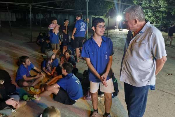 ראש המועצה עם בני נוער במסע לזכר יוסי יפה