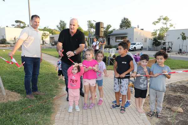 שי יזרעאלי גוזר את הסרט בטקס חנוכת שכונת המכוורת בשריד