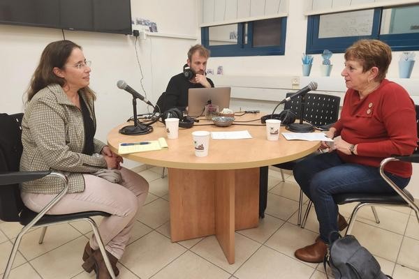 מרים ועדי פעילות בהנהגה ההורית של המרכז היזרעאלי מקליטות פודקאסט בנושא