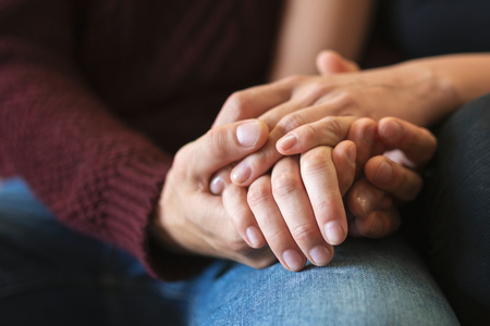 זוג אוחז ידיים