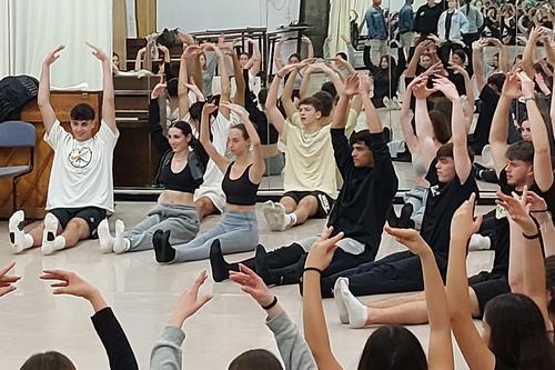 רקדניות וכדורסלנים בלילה לבן