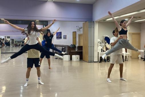 רקדניות וכדורסלנים באירוע לילה לבן