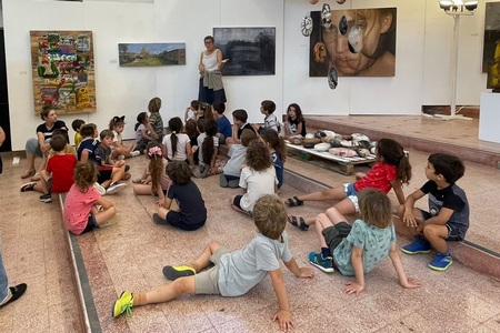 ביקור ילדי הגנים בתערוכה 'אמני העמק'