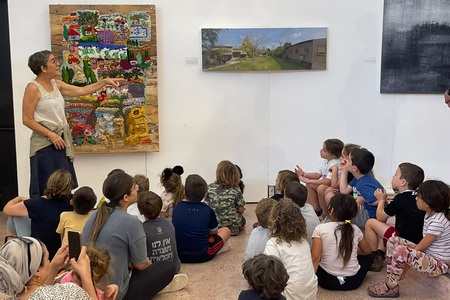 ביקור ילדי הגנים בתערוכה 'אמני העמק'