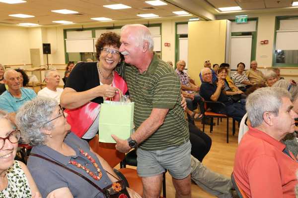 ותיקות וותיקי העמק שצעדו בשביל ישראל