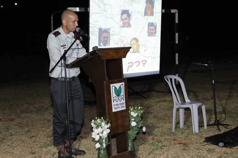 קצין נואם בטקס המסע דרך ארץ