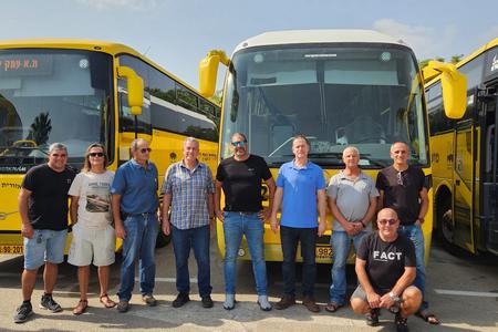 נהגי המועצה יחד עם ראש המועצה, מנהל מחלקת התחבורה, מנכל המועצה וקצין ביטחון רכב