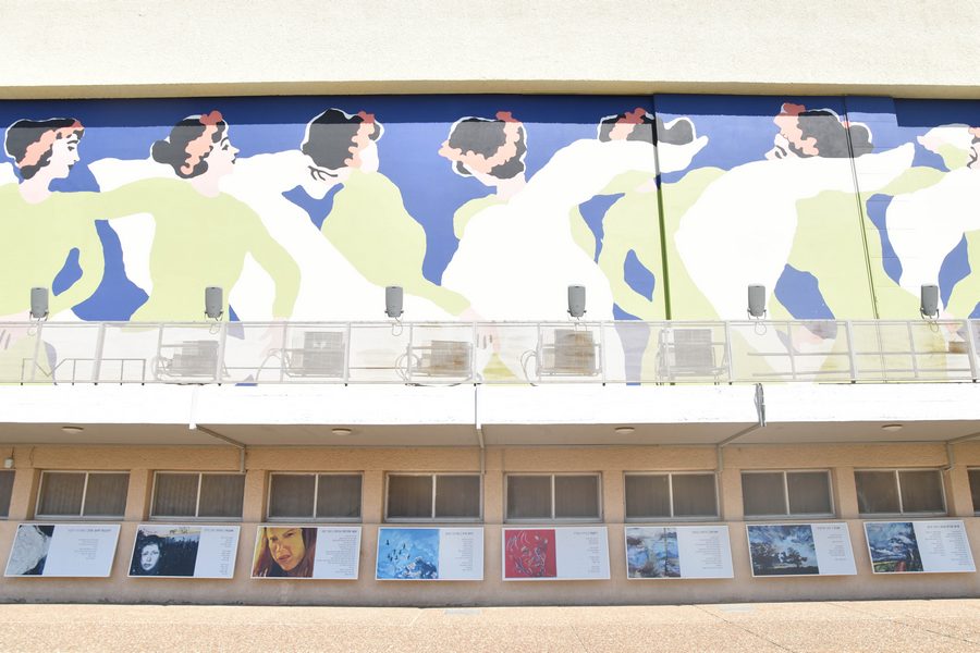 גלריית השירה עלרקע ציור קיר באולם המופעים