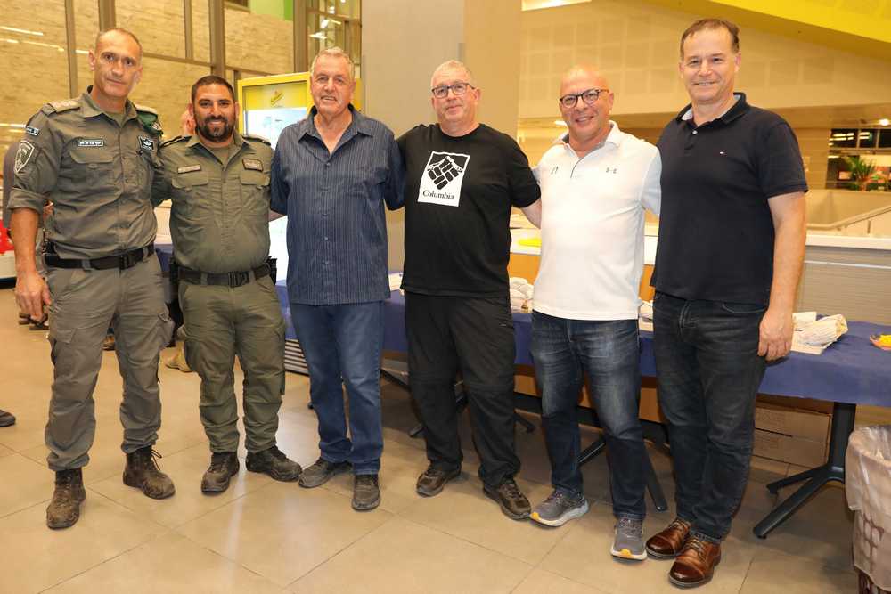ראש המועצה, מנכל המועצה, מנהל אגף חירום ביטחון ואכיפה עם רון רוזנר ומתנדבי המתמיד