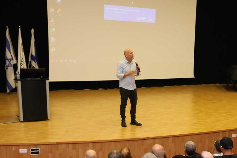 העיתונאי גיא פלג