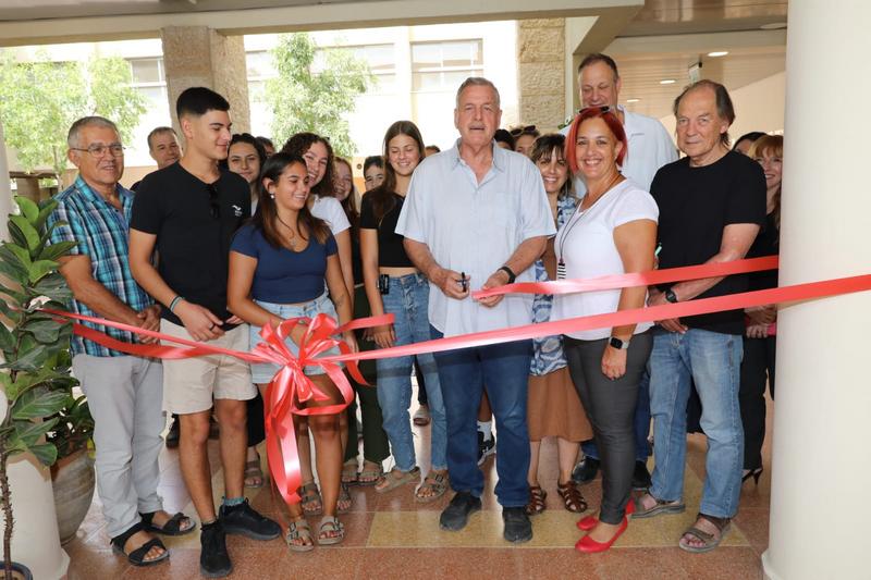 גזירת הסרט בחנוכת בית הספר עמקים תבור