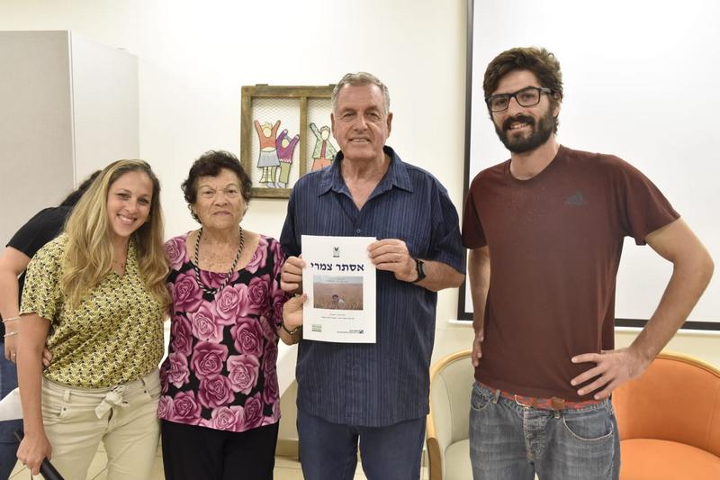 ראש המועצה עם מנכלית עמותת ותיקי העמק, סטודנט מלגאי וותיקה