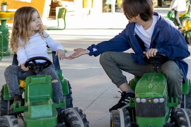 ילדים על טרקטורונים