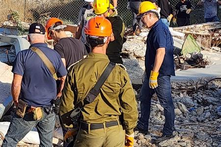 מתנדבים מצוותי הסער (סיוע עצמי ראשוני) במהלך אימון התנסות בפינוי הריסות.