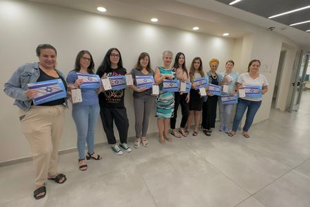 עובדות המועצה עם שילוט להשבת החטופים