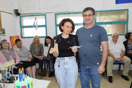 עולים חדשים בדליקים נרות חנוכה 