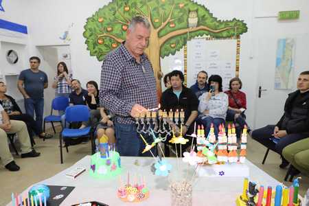 ראש המועצה -אייל בצר בדלקת נרות חנוכה עם העולים החדשים