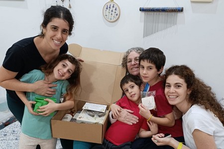 אביבה סיגל עם בנותיה והנכדים מקבלים את השי