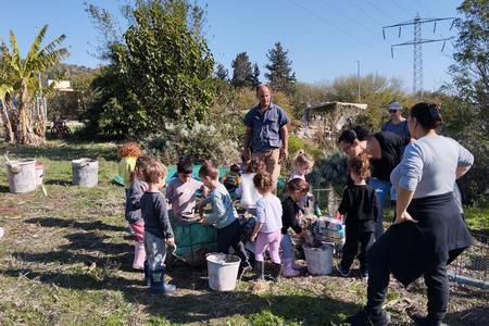 ילדי הגנים בהקמת חצר טבעית
