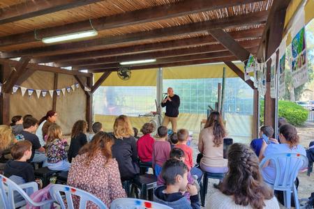 מופע של צלילים מחצר הגרוטאות באתר רכבת העמק בכפר יהושע