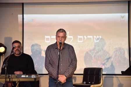 ראש המועצה, אייל בצר, מברך באירוע שרים לזכרם