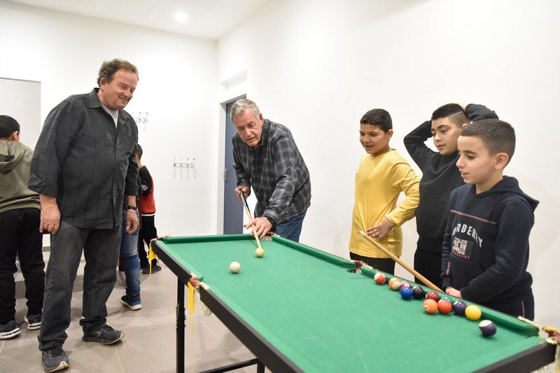 ראש המועצה משחק עם הילדים בחנוכת מועדון נוער במנשית זבדה