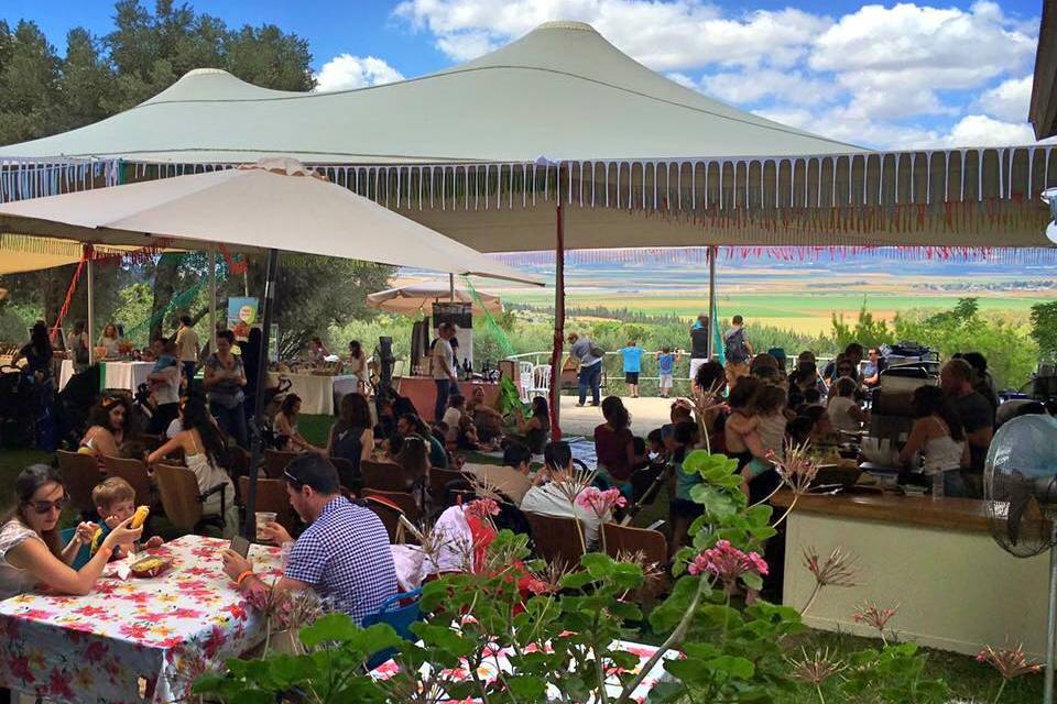 אנשים ביריד במוזיאון העמק