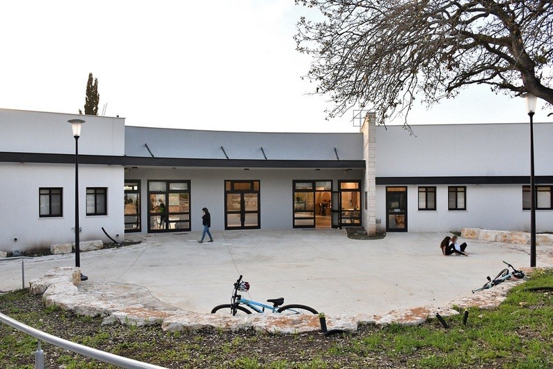 המבנה הרב תכליתי מבחוץ