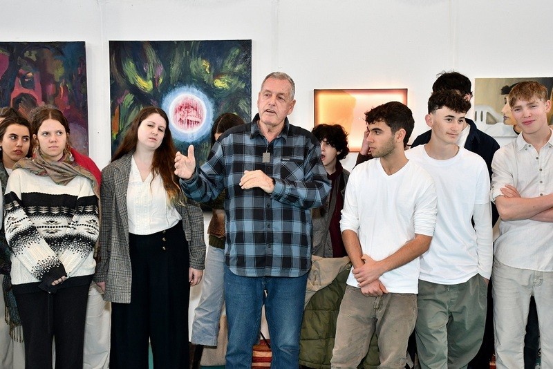 ראש המועצה עם התלמידים בתערוכה