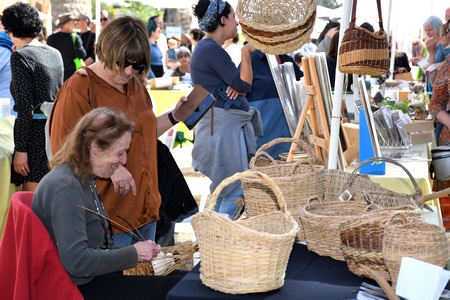 קליעת סלים בשוק האיכרים