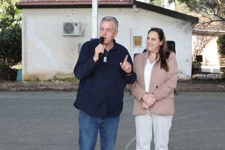 ראש המועצה אייל בצר עם מנהלת בית הספר עירית רביב גולן