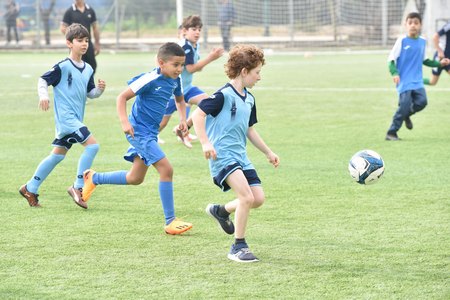 ילדים משחקים כדורגל