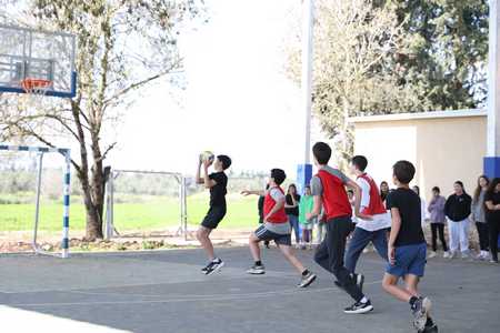 ילדים משחקים כדורסל במגרש המקורה החדש