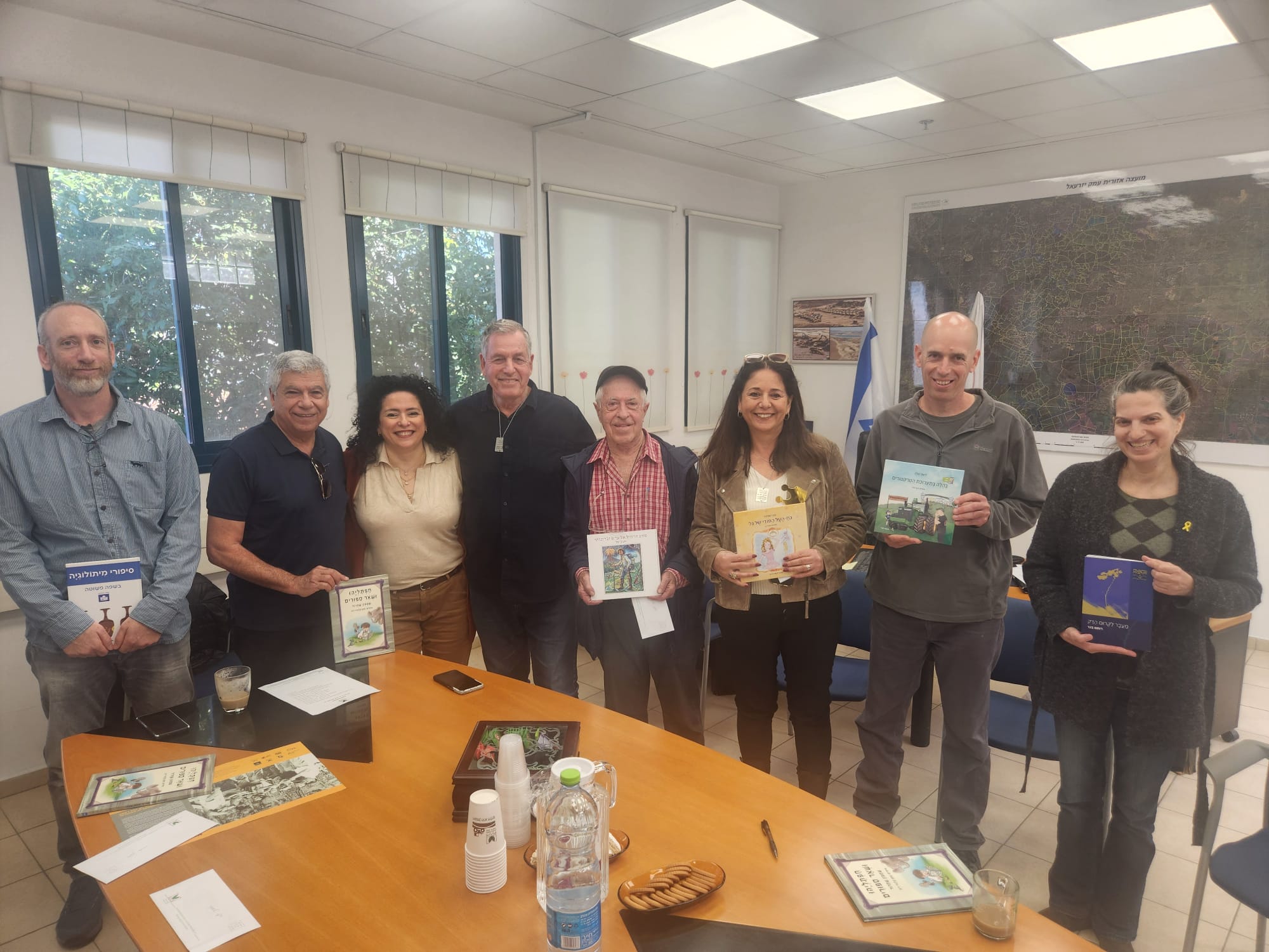 אייל בצר-ראש המועצה ורחלי אבידב-מנהלת מחלקת התרבות עם מקבלי המלגות