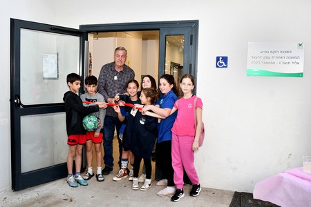 גזירת הסרט במועדון הנוער בכפר יהושע