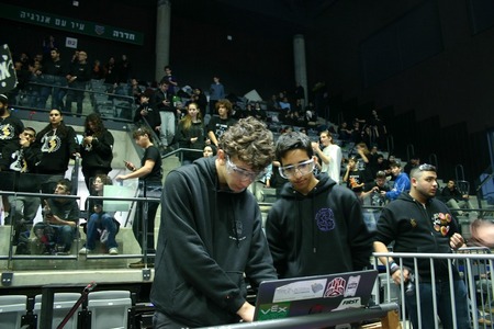 חלק מחברי קבוצת הרובוטיקה של העמק 