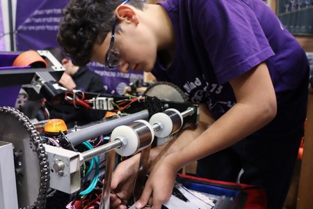 חבר בקבוצת הרובוטיקה של העמק Piece Of  Mind 8175