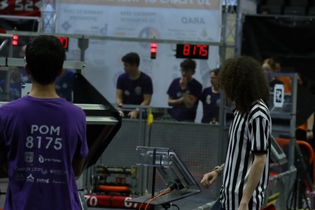 קבוצת הרובוטיקה של העמק Piece Of  Mind 8175 במהלך התחרות