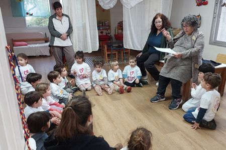 ילדות וילדים במערכת הגנים בקיבוץ הסוללים מחלקים משלוחי מנות לוותיקי הקיבוץ