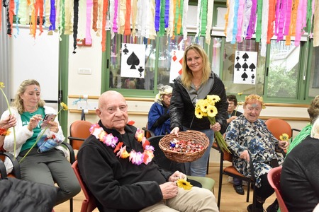 שלומית שיחור רייכמן, ראשת המועצה, מחלקת פרחים ושוקולדים בסב יום