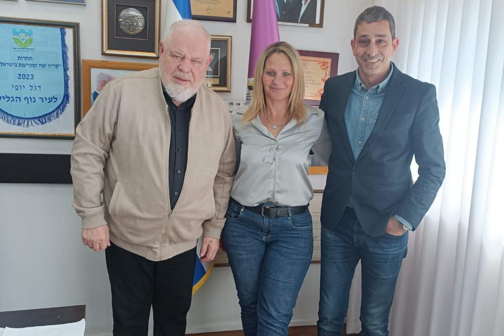 ראשת המועצה עם יקי בן חיים ורונן פלוט