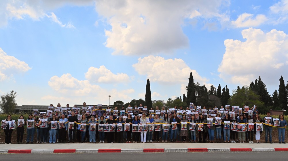 עובדות ועובדי המועצה עם תמונות החטופים