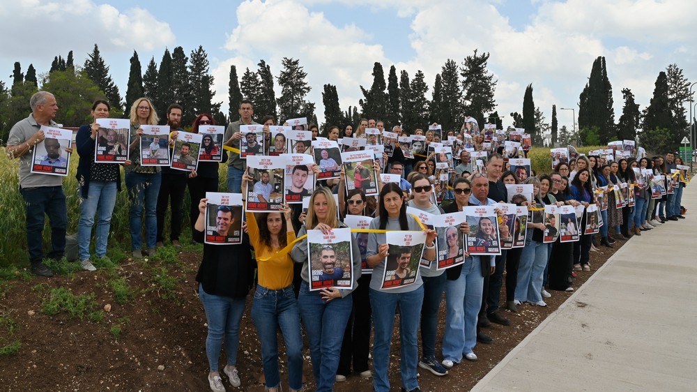 עובדי המועצה עם תמונות החטופים