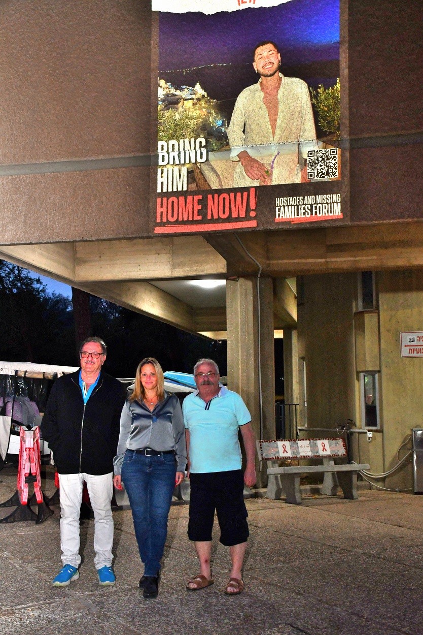 הקרנת תמונות החטופים על קיר ממבנה ציבור