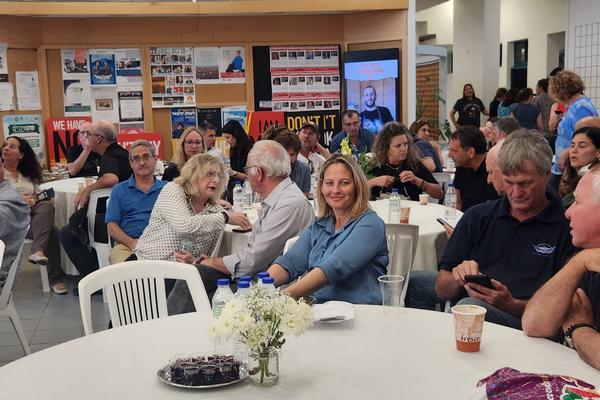 ראשת המועצה בהרמת כוסית עם הנהלות היישובים וחברי המליאה 