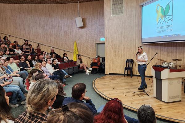 ראשת המועצה בהרמת כוסית לפסח עם עובדות ועובדי המועצה