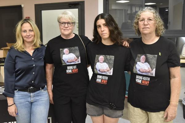 ראשת המועצה עם אביבה סיגל, אחותה ובתה 