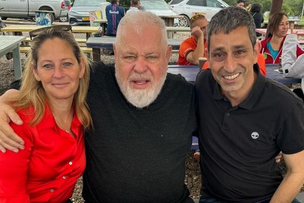 ראשת המועצה עם יקי בן חיים ורונן פלוט