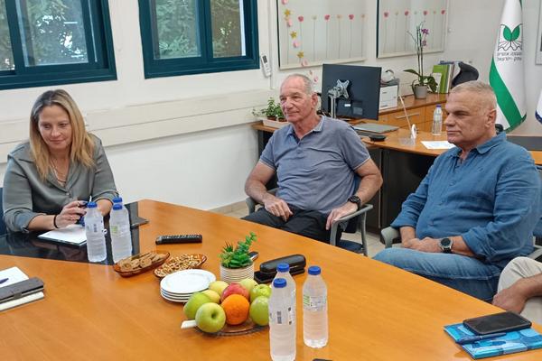 ראשת המועצה בפגישת עבודה עם חיים חמי